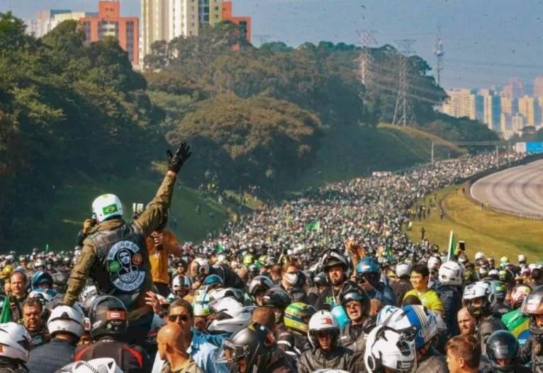 Bolsonaro participa de motociata em São Paulo
