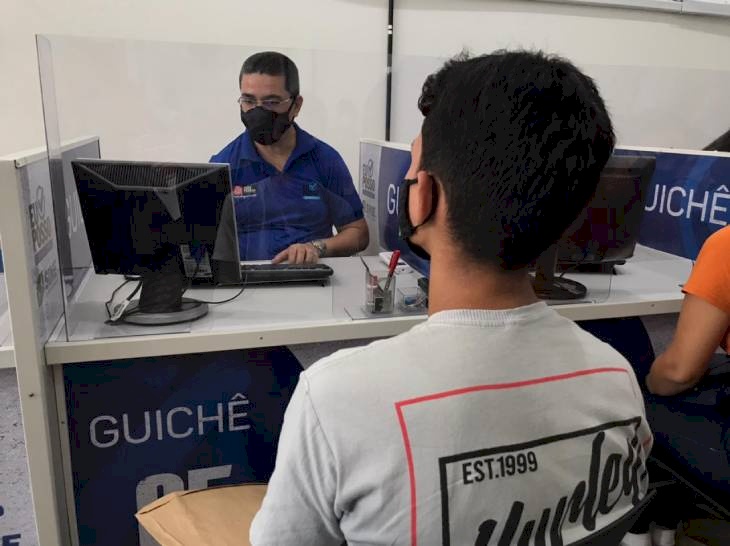 Entre os destaques, a relação traz sete vagas para consultor de vendas, que exigem Ensino Médio completo e, ao menos, cinco meses de experiência