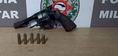 Polícia localiza arma de fogo escondida em terreno baldio; entenda 