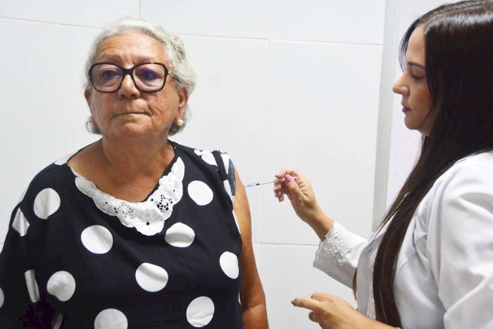Saúde antecipa nova dose da bivalente para idosos