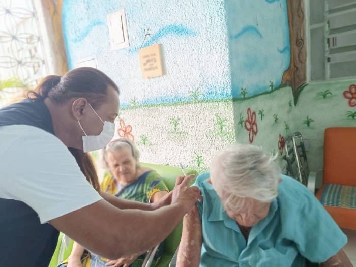 Vacinação para idosos em instituições de longa permanência