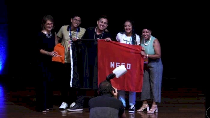 Alunos vencedores do Prêmio Destaque Sociedade Brasileira de Microbiologia, com o projeto “Plastik” desenvolvido na Escola SESI de Bayeux
