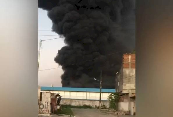 Incêndio de grandes proporções atinge fábrica de calçados na Paraíba