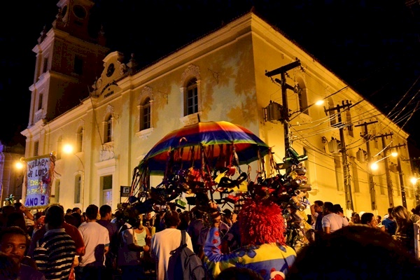 Saúde alerta para que a população não use pomadas modeladoras de cabelo neste carnaval