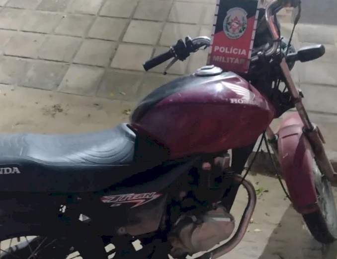 Moto apreendida pela polícia militar em Cacimbas de Areia 