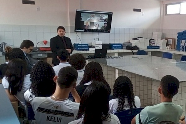 Escola estadual recebe audiência judicial e comunidade é ouvida em processo