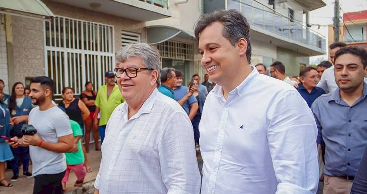 João Azevedo durante visita ao sertão ao lado do Deputado, Júnior Araújo