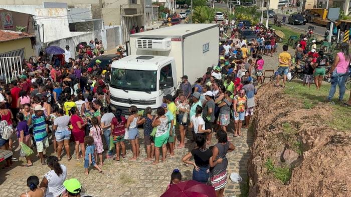 Pescados sendo distribuídos em Marizópolis