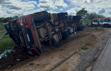 Tombamento de carreta na BR-230