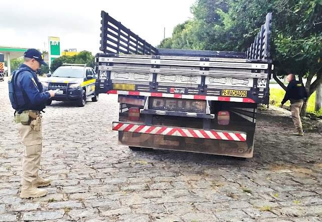 Caminhão recuperado pela PRF na Paraíba