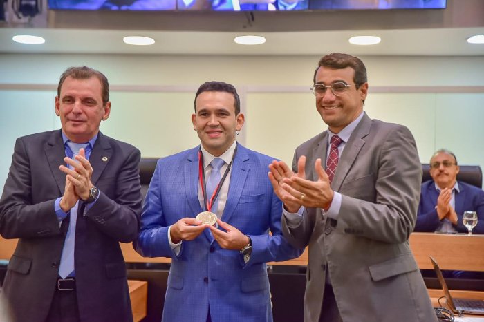 Cidadania paraibana e medalha Epitácio Pessoa ao médico Jhony Bezerra