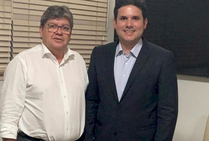 Governador João Azevedo possa ao lado do Deputado Federal, Hugo Motta