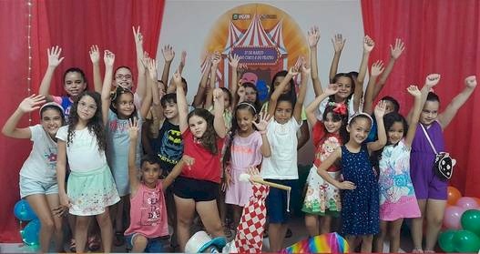 Tarde divertida com várias crianças no Dia do Circo e do Teatro