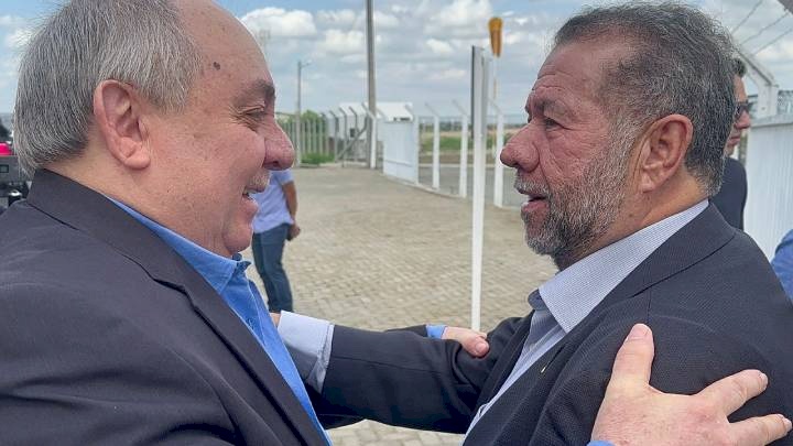 João Estrela ao recepcionar, Carlos Lupi em Sousa