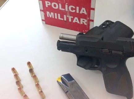 Pistola apreendida pela polícia militar durante blitz na PB 238, em Desterro 