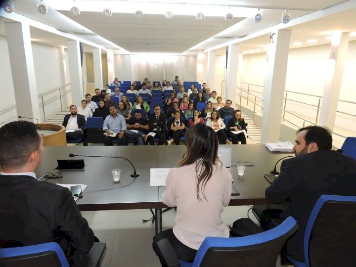Plenário com assessores parlamentares