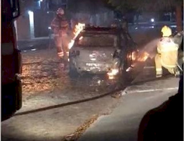 Viatura em chamas, e Corpo de Bombeiros no local