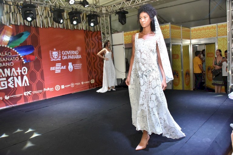 Desfile no 35° Salão do Artesanato Paraibano apresenta coleção da renda renascença