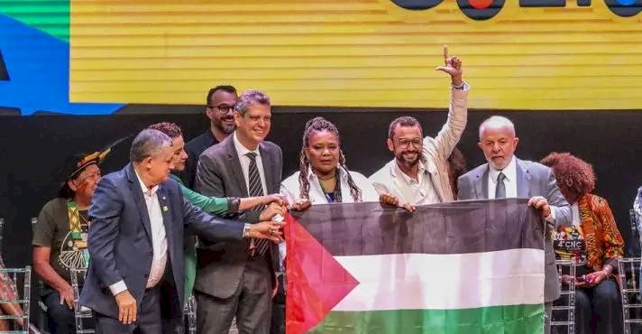 Lula segurando a bandeira palestina