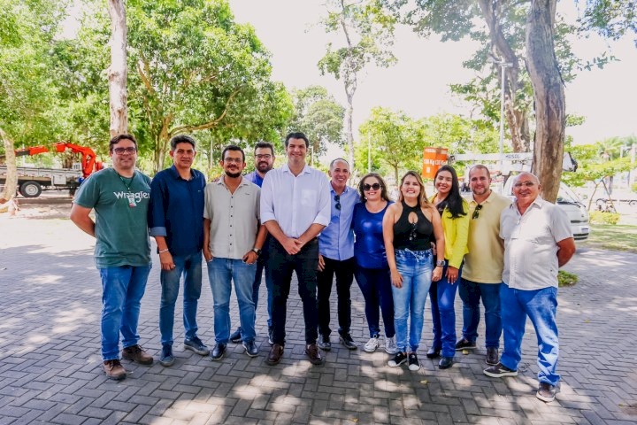 Vice-prefeito, Léo Bezerra em visita a obras do Parque Solon de Lucena