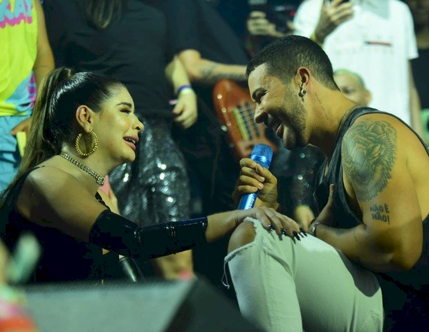 Carlinhos Maia e Gkay choram e fazem as pazes em palco da Farofa