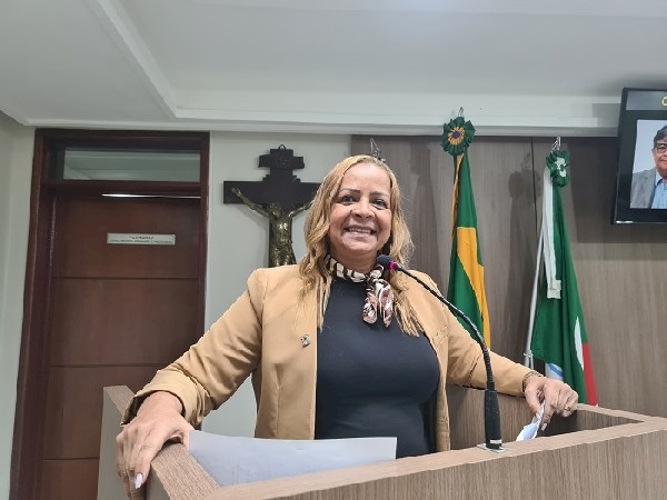 Lana Dantas discursando no parlamento do Legislativo sousense