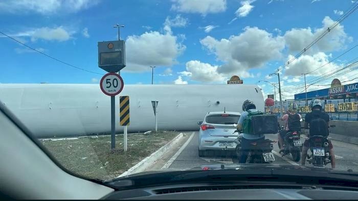Carga de carreta interdita as duas vias da BR-230