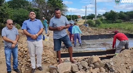 Secretário de Administração Laércio Filho, Prefeito João Neto e o presidente da Associação, Antônio 