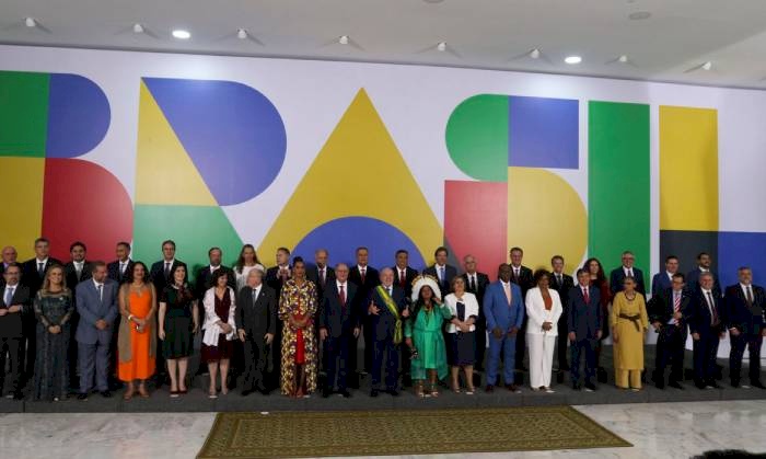 Lula deu posse a 37 ministros e assinou os primeiros atos do novo governo