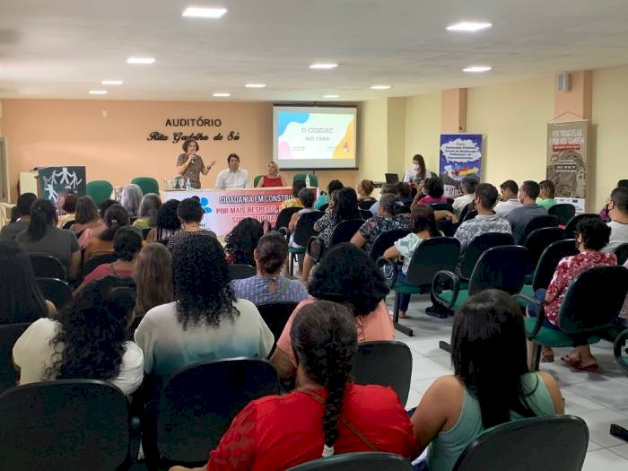 Os alunos receberam pastas com material explicativo sobre os cursos e as atividades e campanhas realizadas pelo Cendac