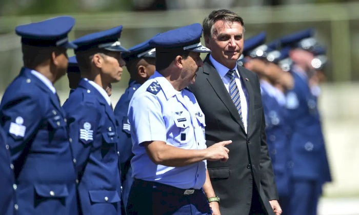 Ex-comandante do Exército ameaçou prender Bolsonaro