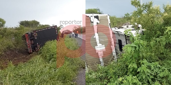 Imagem da carreta tombada na BR 230, entre Aparecida e Pombal 