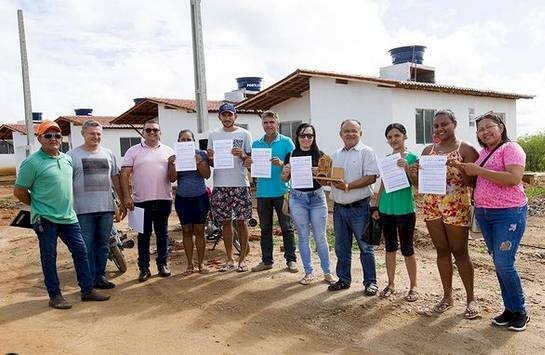 Entrega as seis primeiras casas populares em Coremas
