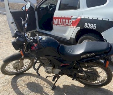 Motocicleta recuperada pela Polícia Militar em Pombal