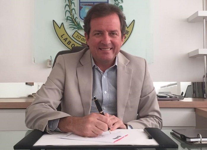 Prefeito Fábio Tyrone assina contrato com a CPCon, empresa responsável pelo Concurso da Prefeitura de Sousa