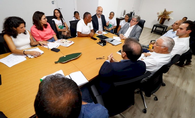 oão Azevêdo recebe representantes do MAB e discute andamento do Projeto Agrovila Águas de Acauã