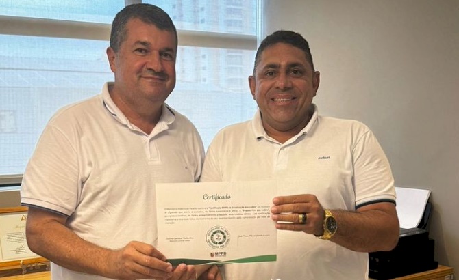 João Neto recebendo certificado do MPPB de  erradicação dos lixões do município de Aparecida 