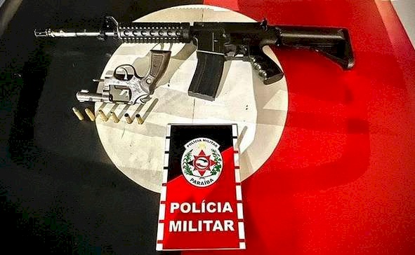 Réplica de fuzil e arma de fogo apreendidas pela PM