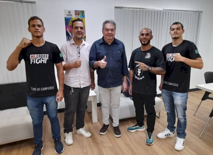 Secretário, Lindolfo Pires ao lado dos atletas paraibanos