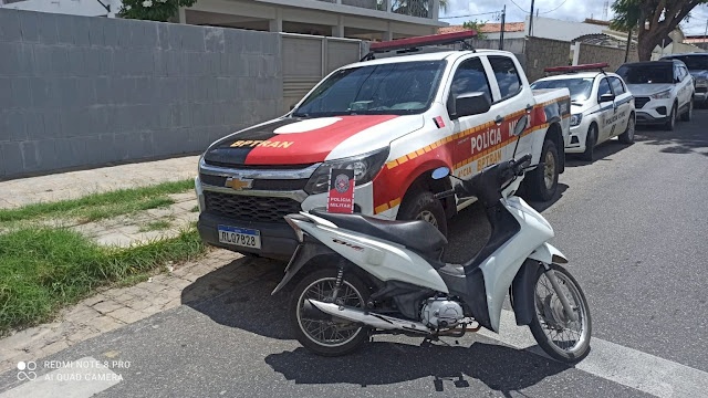 Motocicleta recuperada pela Polícia Militar em Patos