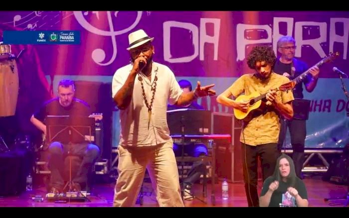 Subiram ao palco da competição os intérpretes das 15 composições entre as 30 classificadas para esta edição