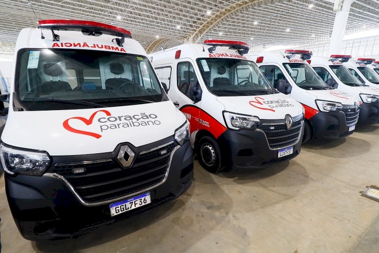 João Azevêdo entrega mais uma UTI aérea e 40 ambulâncias e fortalece interiorização dos serviços de saúde