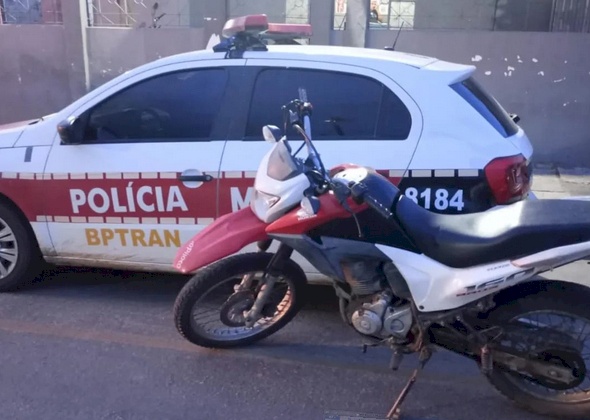 Motocicleta apreendida pela Polícia Militar
