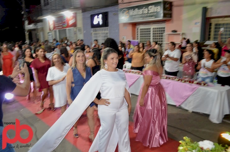 Valéria desfila com modelito confeccionado no Projeto,  "Costureiras do Canto"