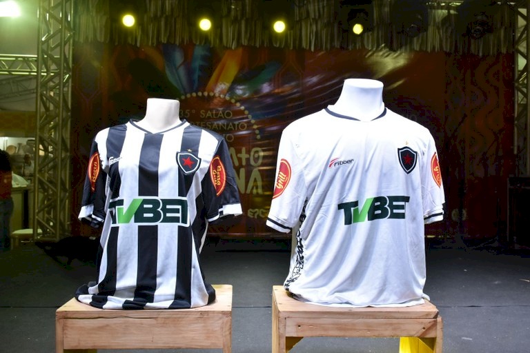 Salão do Artesanato expõe e comercializa uniforme do Botafogo da Paraíba com homenagem à renda renascença