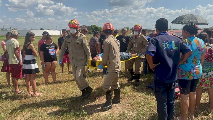 Vítima sendo resgatada pelo Corpo de Bombeiros
