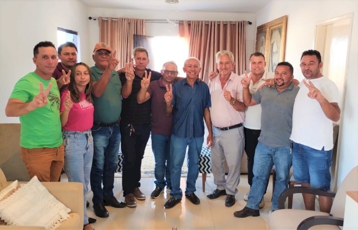 Eronildo Martins, rodeado dos Vereadores em Vieirópolis