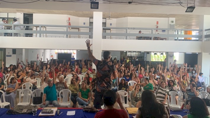 Professores aprovam indicativo de greve