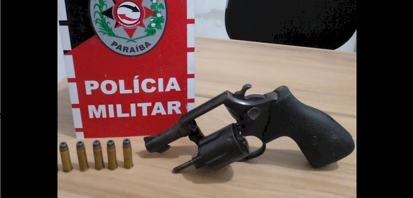 Arma e munições apreendidas pela PM, na cidade de Sousa