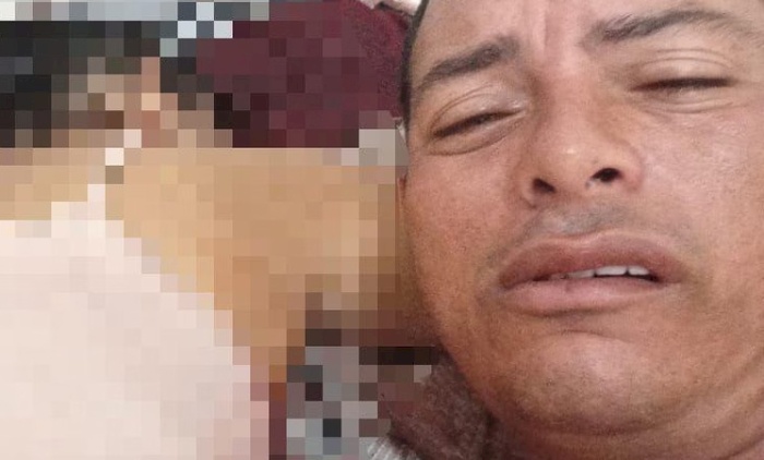 Selfie de homem com o corpo de mulher sem vida